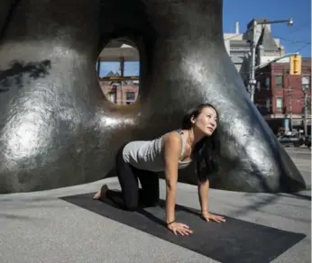  ?? ANDREW LAHODYNSKY­J FOR THE TORONTO STAR ?? YuMee Chung practises Spinal Spirals, a series of undulating movements, outside of the Art Gallery of Ontario.