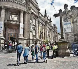  ?? ALFREDO CÁRDENAS ?? kLa presencia de varios turistas en el centro histórico de Quito se ha visto afectada por el paro que se vive en el Ecuador. Algunos visitantes ignoran lo que sucede.