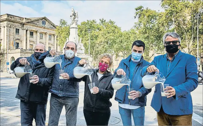  ?? CÉSAR RANGEL ?? Severino Cortés (La Valenciana), Xavier Fillol (Fillol), Teresa Moreno (El Tío Che), Dídad Mullor (Sirvent) i Alfons Subirana (Siper) davant el Pla de Palau, primer lloc de venda