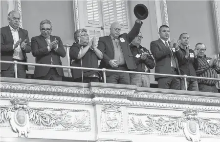  ?? POSTMEDIA NETWORK ?? Huron Wendat grand chief Konrad Sioui raises his hat while members of the National Assembly applaud after Premier François Legault apologized to First Nations and Inuit leaders on Wednesday.