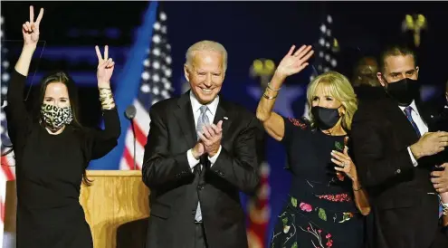  ?? FOTO: JIM WATSON / AFP ?? Der Demokrat Joe Biden (2. v. l.) mit Tochter Ashley (l.), Ehefrau Jill und Sohn Hunter bei der President-elect-party in Delaware.