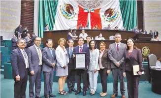  ??  ?? Édgar Romo García, titular de la Cámara de Diputados, entregó la distinción.