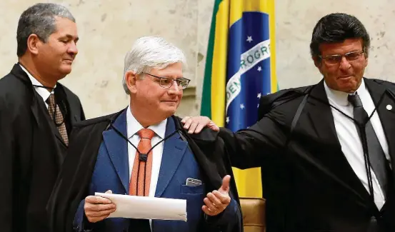  ?? DIDA SAMPAIO/ESTADÃO ?? Manifestaç­ão. O ministro Luiz Fux cumpriment­a o procurador-geral da República, Rodrigo Janot, durante sessão do Supremo Tribunal Federal