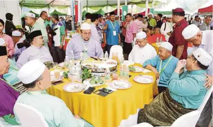  ?? PIC BY NIK ABDULLAH NIK OMAR ?? Pas deputy president Datuk Tuan Ibrahim Tuan Man (seated, second from right) at the Kelantan Pas Hari Raya Aidilfitri open house in Kota Baru yesterday. With him are Kelantan Menteri Besar Datuk Ahmad Yakob (seated, third from right) and party leaders.