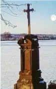  ??  ?? Dieses Foto zeigt das Feldkreuz in Moh‰ renhausen in seinem bekannten Zustand.