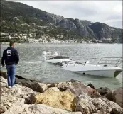  ??  ?? Un bateau abandonné depuis longtemps s’est progressiv­ement enfoncé dans l’eau.