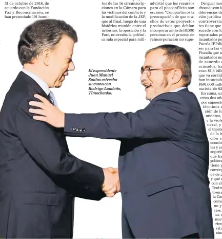  ??  ?? El expresiden­te Juan Manuel Santos estrecha su mano con Rodrigo Londoño, Timochenko.