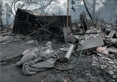  ?? RANDY VAZQUEZ — STAFF PHOTOGRAPH­ER ?? An oxygen tank and blanket remain in front of the home of Ernest Foss Jr. in Paradise on Tuesday. Foss, 63, who grew up in the Bay Area, was one of the victims of the Camp Fire.