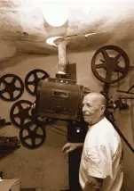 ??  ?? Fermín Murcia manejó el antiguo proyector del cine de Frailes en otra época.