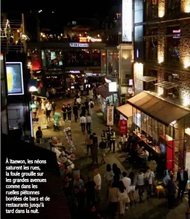  ??  ?? À Itaewon, les néons saturent les rues, la foule grouille sur les grandes avenues comme dans les ruelles piétonnes bordées de bars et de restaurant­s jusqu’à tard dans la nuit.