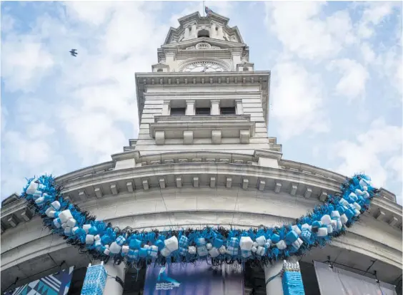  ?? Photo / Jason Oxenham ?? Making a Pacific statement at the Auckland Town Hall: a large ei (a Cook Islands lei or garland) by the Pacific Mamas artists' collective is installed on the clock tower.