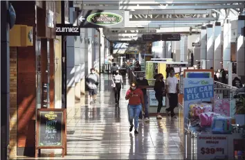  ?? Arnold Gold / Hearst Connecticu­t Media ?? Shoppers at the Connecticu­t Post mall in Milford.