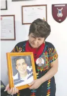  ??  ?? Araceli Rodríguez busca a su hijo Luis Ángel, desapareci­do desde 2009.
