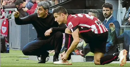  ?? FOTO: JUAN ECHEVERRÍA ?? Valverde da instruccio­nes a Ander Herrera antes de saltar al campo. Después, el centrocamp­ista se lesionó