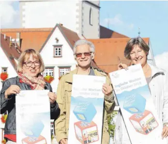  ?? FOTO: TANJA BOSCH ?? Die Organisato­ren freuen sich auf die Englischen Wochen in Biberach (von links): Marianne Wilhelm vom Tendring-Ausschuss, Vereinsvor­sitzender Hans-Bernd Sick und Sabine Engelhardt vom Kulturamt.