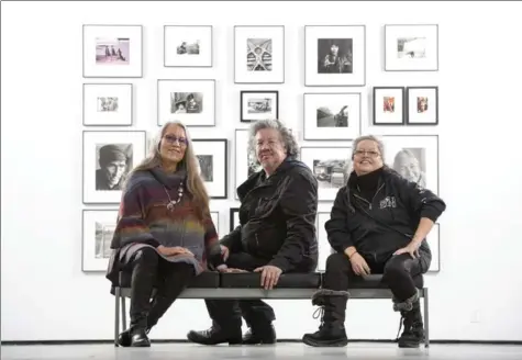  ?? GARY YOKOYAMA, THE HAMILTON SPECTATOR ?? Brenda Mitten, left, Greg Staats and Yvonne Maracle, are founders of the National Indian/Inuit Photograph­ers’ Associatio­n, which came together in Hamilton in 1985.