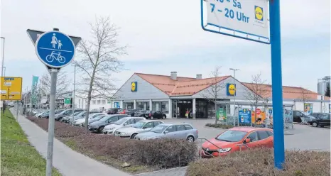  ?? FOTO: JAN-LUC TREUMANN ?? Lidl wehrt sich nach einem Corona-Ausbruch gegen Kritik. Die Filiale in Nördlingen wurde vor Kurzem umgebaut.