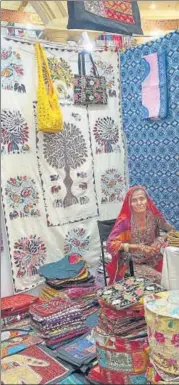  ??  ?? A craftswoma­n displaying her works