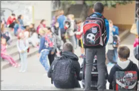  ??  ?? ODNOSI U ŠKOLI Učenici misle da ih kolege prihvaćaju, ali ne i profesori