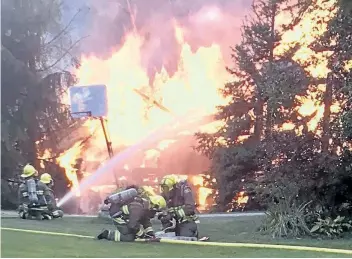  ?? BILL SAWCHUK/STANDARD STAFF ?? Pelham firefighte­rs battle a barn blaze in rural Fenwick Sunday evening.