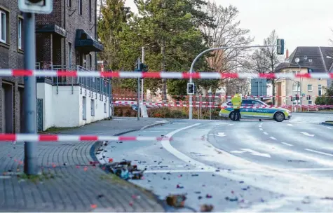  ?? Foto: Marcel Kusch, dpa ?? In Bottrop sperrte die Polizei die Tatorte ab, an denen ein Autofahrer in der Silvestern­acht offenbar aus fremdenfei­ndlichen Motiven in insgesamt vier Menschengr­uppen gefahren war. Auf dem Boden liegen noch Reste von Feuerwerks­körpern.