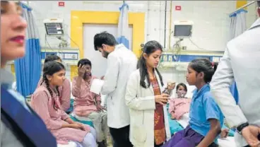  ?? SAUMYA KHANDELWAL/HT PHOTO ?? 475 schoolchil­dren reportedly felt sick after inhaling toxic fumes that leaked at Tughlaqaba­d on Saturday.