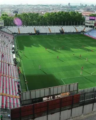  ?? JESÚS G. FERIA ?? El estadio de Vallecas, vacío con los jugadores sobre el césped