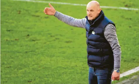  ?? Foto: Ulrich Wagner ?? Riskiert mit seinen Aufstellun­gen und seinen Strategien lieber weniger als mehr: FCA‰Trainer Heiko Herrlich.