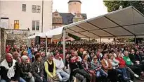  ??  ?? Beliebt: Dicht gedrängt sitzt das Publikum im Burghof bei den beliebten Open-air-lesungen und -Konzerten.