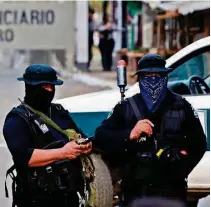  ?? AFP ?? ► Guardias vigilan el ingreso a la cárcel Modelo, en donde fue asesinado un preso político y otros 71 resultaron heridos.