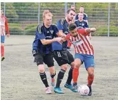  ?? RP-FOTO: ACHIM BLAZY ?? Salvatore Aliberti (rechts) erzielte die Wülfrather 1:0-Führung.