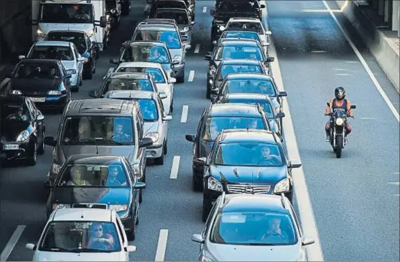  ?? LAURA GUERRERO ?? Un modelo en revisión. Los coches de Barcelona circularán con una etiqueta que los clasificar­á según el grado de emisiones