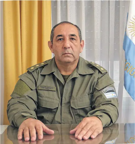  ?? FOTOS: EMMANUEL BRIANE Y ARCHIVO LN. ?? EL COMANDANTE mayor Galván estuvo en Rosario desde fines de 2018 hasta enero pasado.