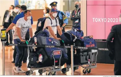  ?? KIMIMASA MAYAMA / EFE ?? Miembros del equipo olímpico británico aterrizan en el aeropuerto de Tokio antes de iniciar su cuarentena.