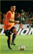  ??  ?? El jugador Darvín Chávez toca el balón en un calentamie­nto.