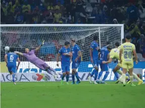  ?? ?? AMARGO. Sebastián Jurado no pudo evitar la caída de Cruz Azul ante América por 7-0 en el Apertura 2022.