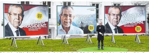  ??  ?? Gedruckt: Im präsidiale­n Palais Schönburg präsentier­te Alexander Van der Bellen jene Sujets, die sein Amtsverstä­ndnis vermitteln sollen