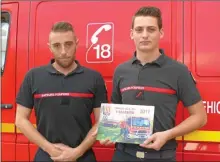  ??  ?? David Lefebvre et Romain Deletude, pompiers volontaire­s à Amélie les Bains, présentent le calendrier 2017.