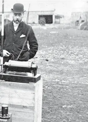  ?? ?? Right, fanciful Victorian/ Edwardian impression of the experiment between Lavernock Point and Brean Down. The kites supported the antennae