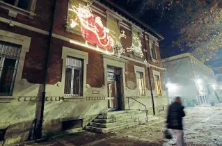  ?? (foto Radaelli) ?? Facciata Il disegno di Babbo Natale proiettato sulla facciata dell’oratorio di San Giuseppe a Sovico. L’addobbo era un dono del Comune alla parrocchia