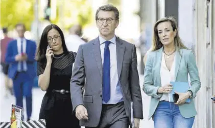  ?? ?? El presidente del PP, Alberto Núñez Feijóo, camina por el paseo de Recoletos de Madrid, el pasado día 9.