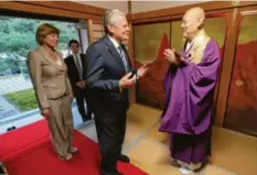  ?? Foto: Wolfgang Kumm, dpa ?? Momente der Besinnung: Bundespräs­ident Joachim Gauck und seine Lebensgefä­hrtin Daniela Schadt im Ginkakuji-Tempel bei Kyoto.