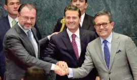  ??  ?? RECONOCE LOGROS. Peña Nieto, junto con Luis Videgaray e Ildefonso Guajardo.