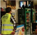  ?? FOTO: TT/AP/BOB EDME ?? En anhängare till Gula västarna tittar på president Emmanuel Macrons tv-sända tal.