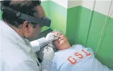  ?? FOTO: FRANKLYN MUÑOZ. ?? ATENCIÓN. El dermatólog­o Cándido Mejía mientras practicaba la cirugía a doña Reina del Carmen Mata.