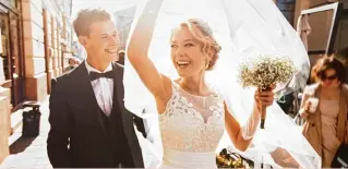  ?? Fotos: Nick, IVASHstudi­o; beide Fotolia.com ?? Es soll der schönste Tag im Leben werden. Damit bei der Hochzeit alles passt, muss im Vorfeld einiges geplant wer den.