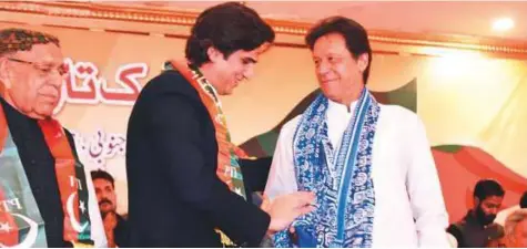  ?? Courtesy: Pakistan Tehreek-e-Insaf ?? Member of National Assembly Khusro Bakhtiar (centre) with PTI chairman Imran Khan (right). Bakhtiar said the merger is based on the understand­ing that South Punjab province will be establishe­d by the PTI if it manages to form the government.