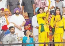  ??  ?? Chief minister Captain Amarinder Singh with Ramlila artistes in Pathankot ; and (right) Bharatiya Janata Party candidate Swaran Salaria during Dussehra celebratio­ns on Saturday. HT PHOTO