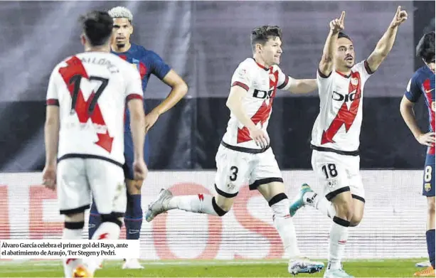  ?? ?? Álvaro García celebra el primer gol del Rayo, ante el abatimient­o de Araujo, Ter Stegen y Pedri.