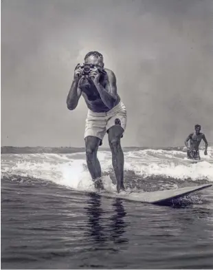  ??  ?? Granny empezó haciendo fotos a los surfistas y se las vendía a un dólar.